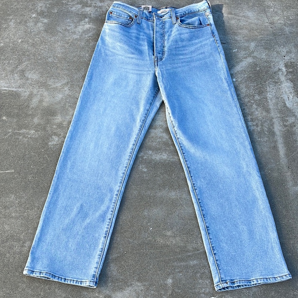 NWT Levi’s Ribcage Straight Ankle Lightwash Jeans Irregular